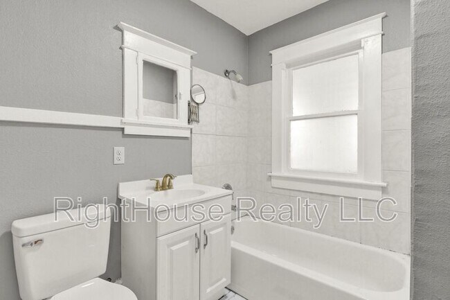 Building Photo - 611 S Grove St