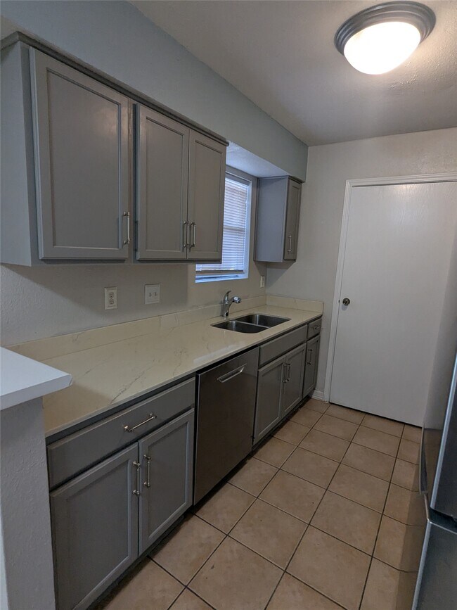 Building Photo - 13480 S Thorntree Dr