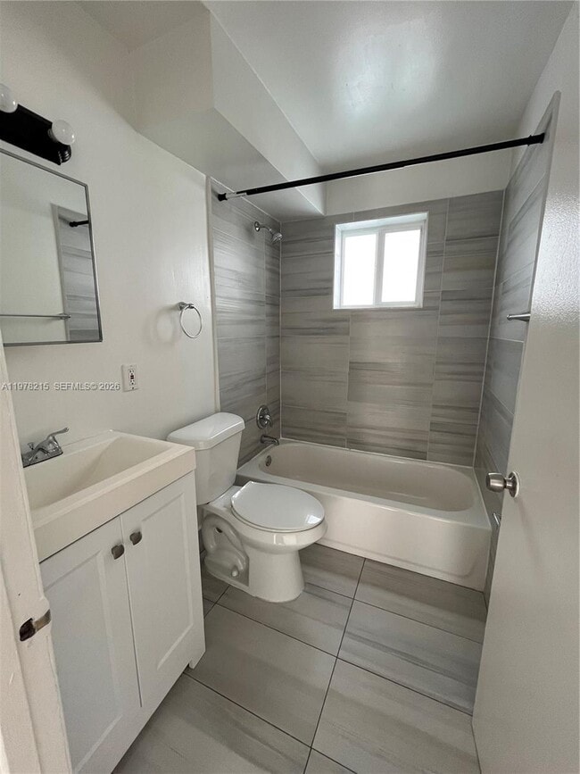 Building Photo - 960 Biarritz Dr