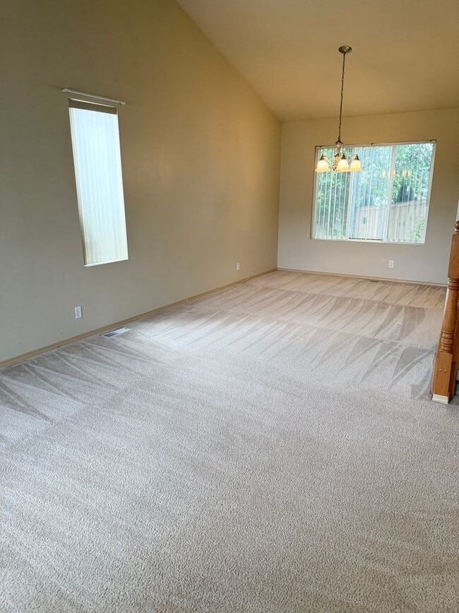 Building Photo - 5 Bedroom 2.5 Bath plus Bonus Room in East...