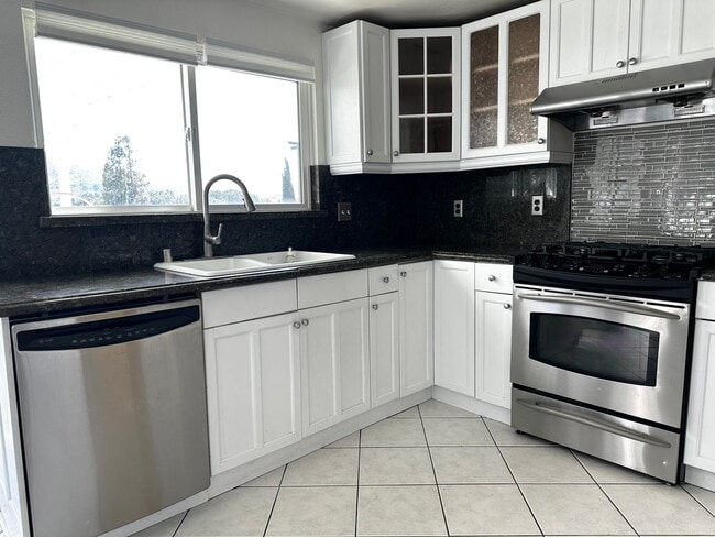 Building Photo - Single story Lake Lindero 4b/2b home with amazing lake views!
