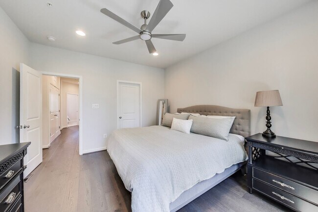 Building Photo - Stunning Contemporary Townhome - 4 Bedroom...