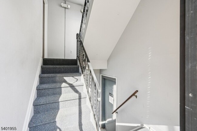 Building Photo - 421 Bloomfield Ave