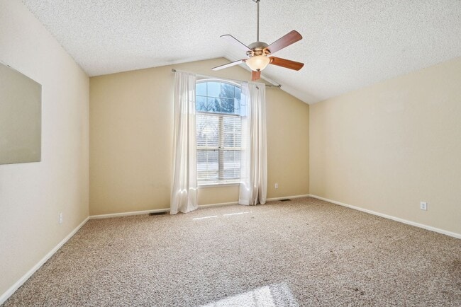 Building Photo - 2 Bedroom townhome in Denver