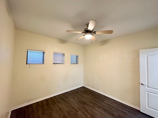 Building Photo - 2/2 Condo Near UT!