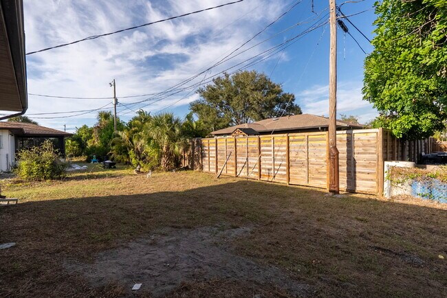 Building Photo - MOVE IN WITH ZERO DEPOSIT - UPDATED 3 BEDROOM HOME IN VENICE