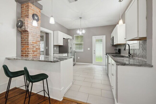 Building Photo - 687 Bridal Ave