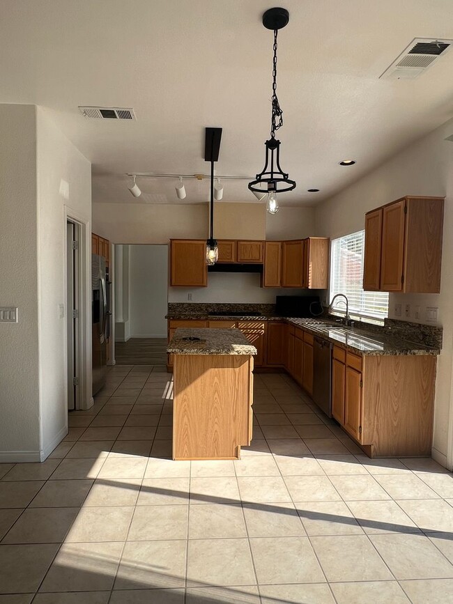 Building Photo - Gated 4 bedroom with a bonus room in Summe...
