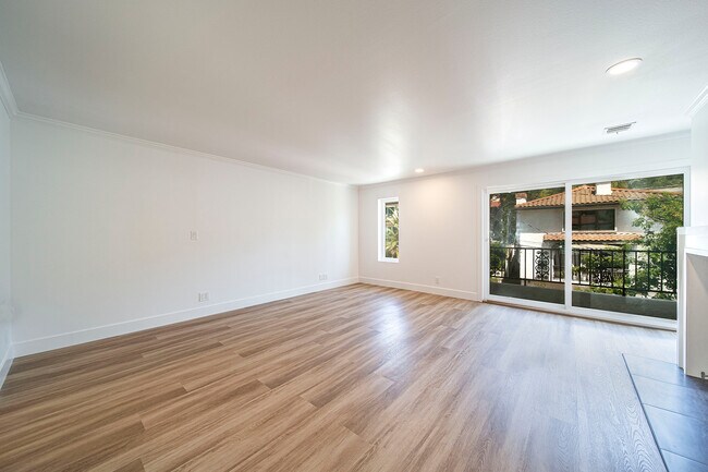 Building Photo - 9455 Hillhaven Ave