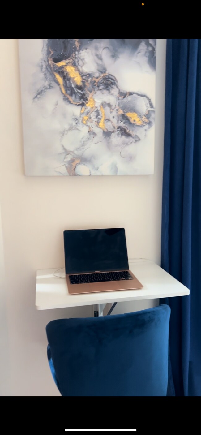 Building Photo - 898 Oak St SW