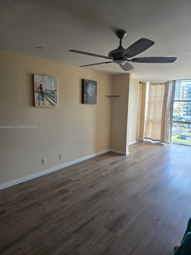 Building Photo - 800 Parkview Dr