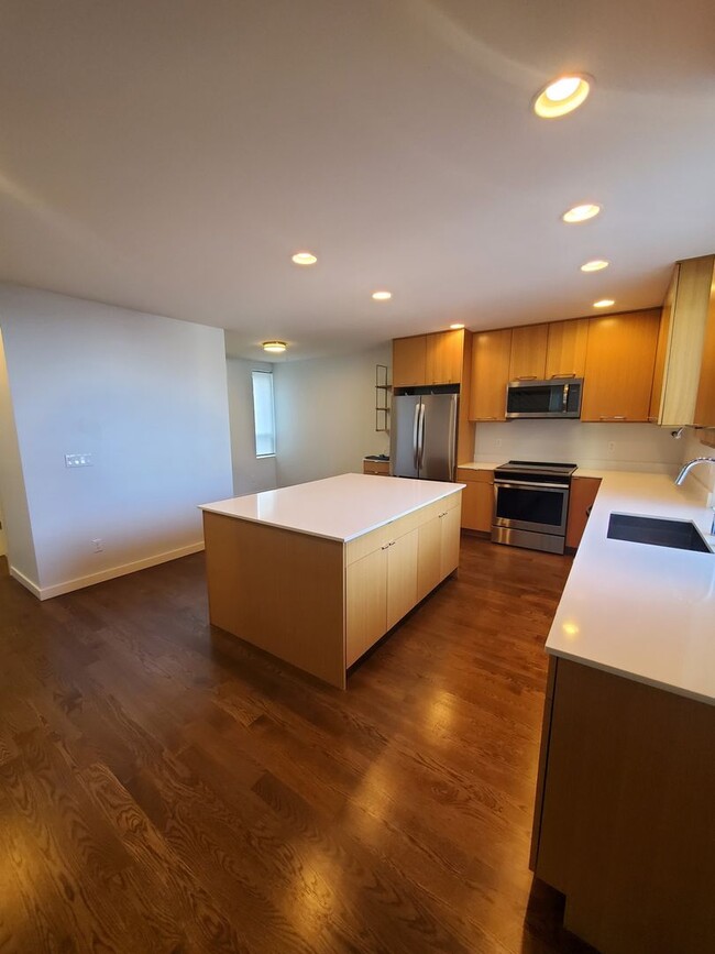 Building Photo - Townhome with Elliot Bay Views!