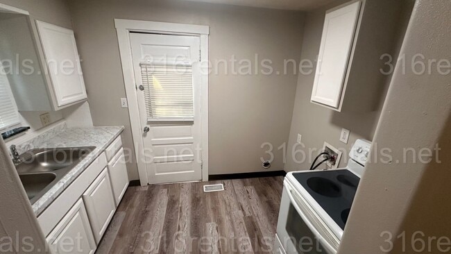 Building Photo - $695- 2 bed 1 bath - Newly Remodeled Duplex