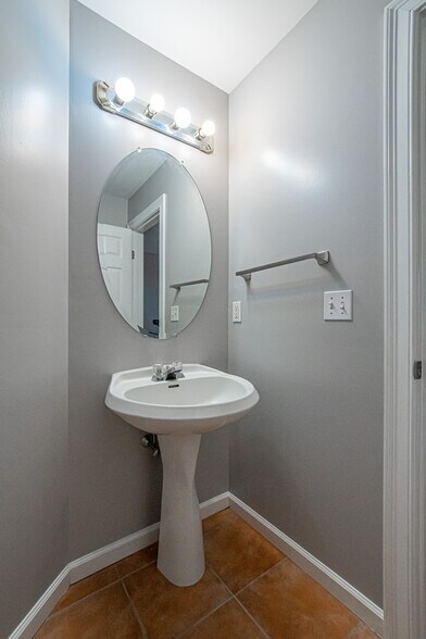 Building Photo - 157 Leeder Hill Dr