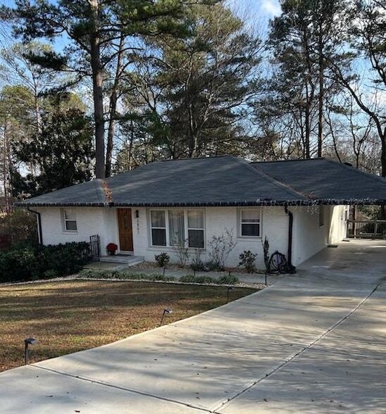 Building Photo - 3867 Hillcrest Dr SE