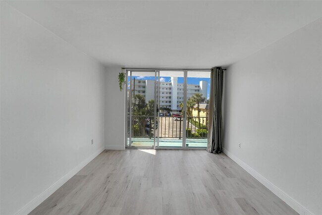 Building Photo - 301 Croton Ave