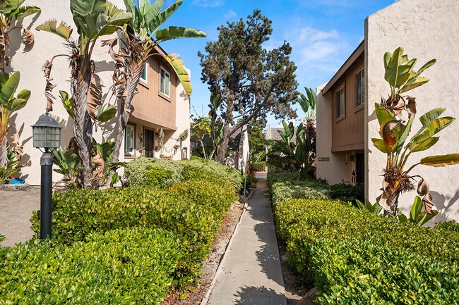 Building Photo - Spacious 4-Bedroom 2.5-Bathroom Townhome 5...