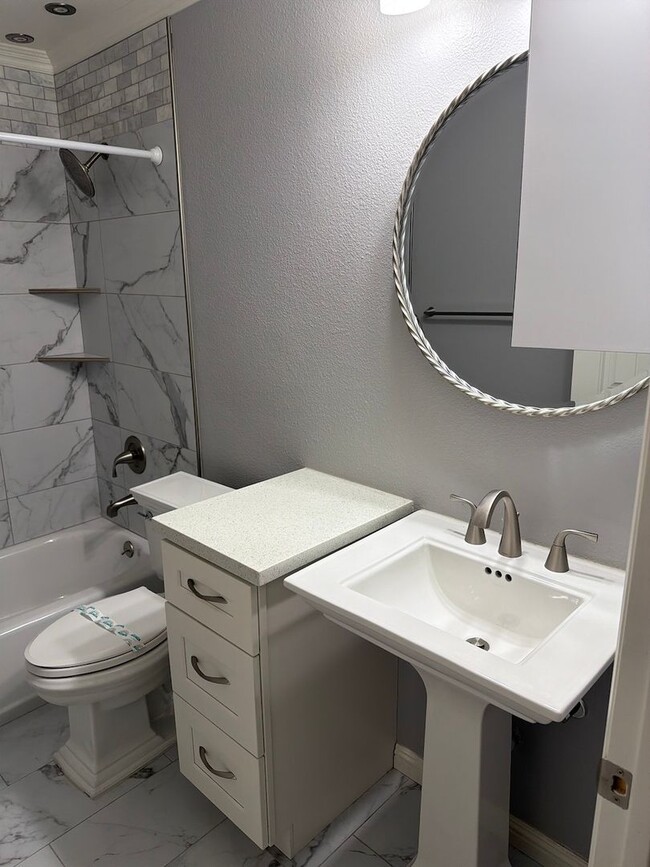 Building Photo - Remodeled Spring Valley Townhome
