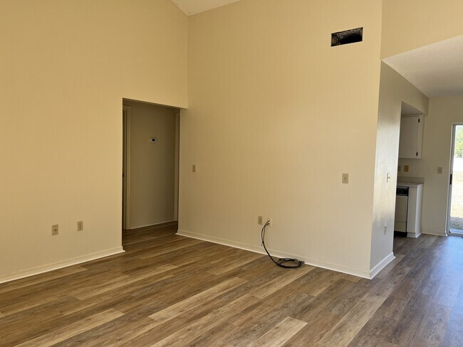 Building Photo - 4993 Reagen Way