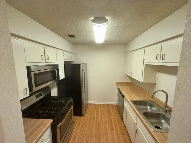 Building Photo - Duplex Blocks from Downtown and Town Lake