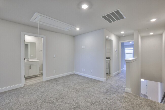 Building Photo - New Townhome- Heart of Gallatin
