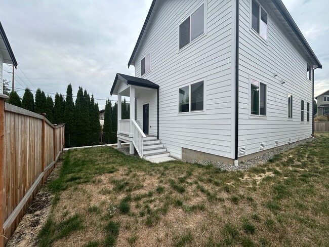 Building Photo - Gorgeous House in a Family-Friendly neighb...