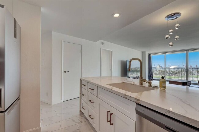 Building Photo - 700 E Ocean Blvd