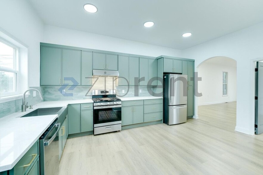 Building Photo - Unit n/a