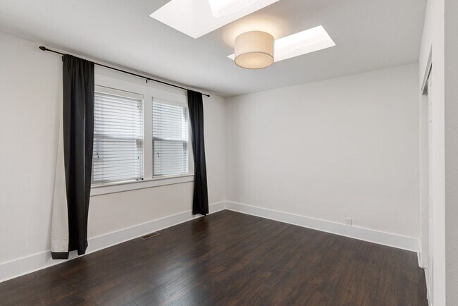 Building Photo - THREE BEDROOM / TWO BATH HOME IN NICE NEIG...