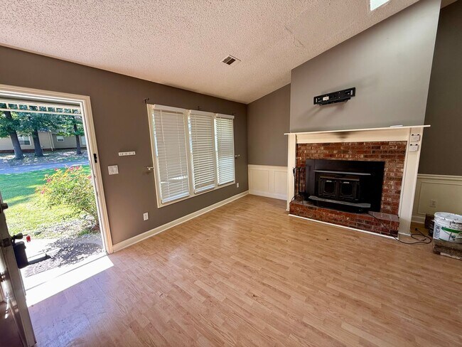 Building Photo - 1401 Elmdale Pl