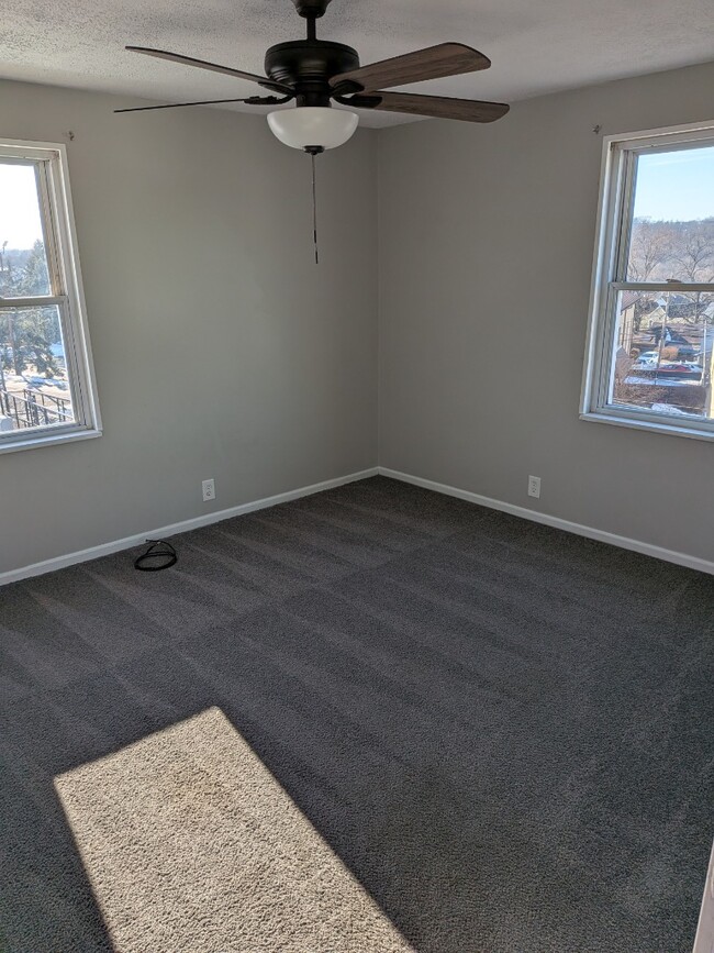 Building Photo - 3 Bedroom 1.5 Bathroom with garage