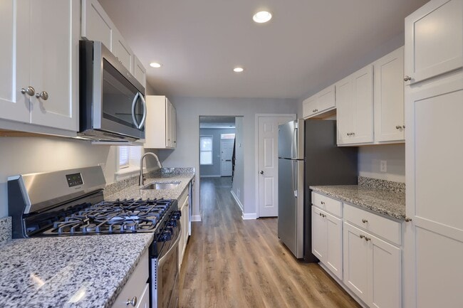 Building Photo - Beautifully Remodeled 5 Bed/1.5 Bath Townhouse-York City SD