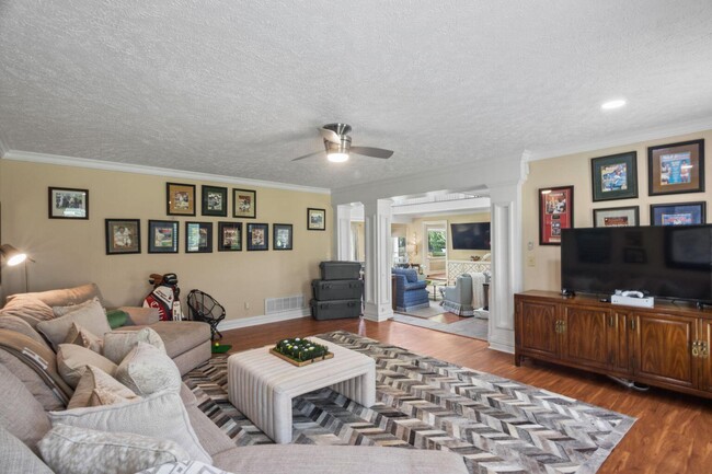 Building Photo - 132 Cherry Hills Dr