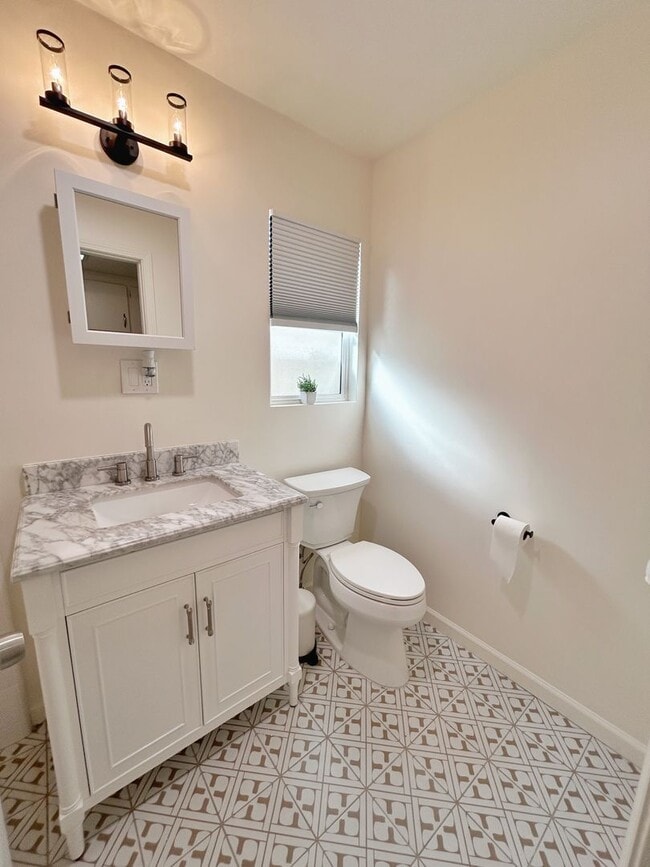 Building Photo - SPACIOUS 1BD/1BA UNIT INCLUDES 1-CAR GARAGE