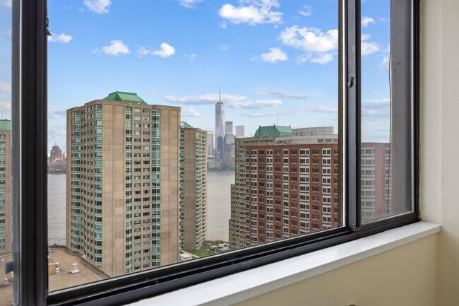 Building Photo - 45 River Dr S