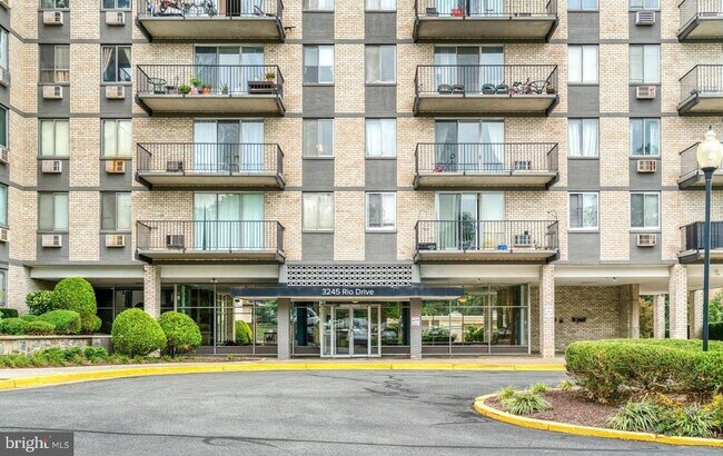 Building Photo - 3245 Rio Dr