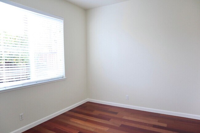 Building Photo - Beautiful 5-Bedroom Home in the Northgate ...