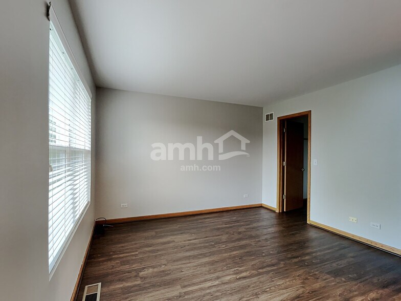 Building Photo - 2263 N Arapahoe Trail