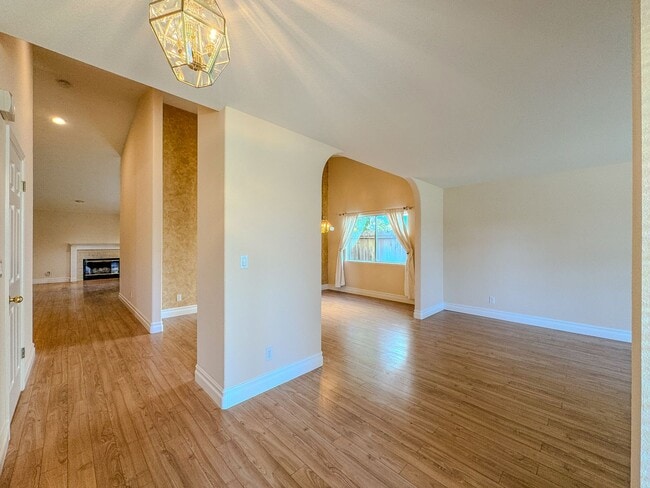 Building Photo - Lovely 3 Bedroom Home!