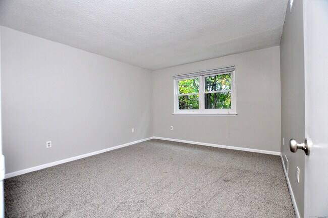 Building Photo - 710 Twin Circle Dr