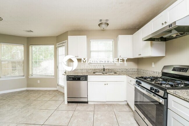 Building Photo - 5 Bedroom Pet-Friendly Home in Lithonia, GA with Main Street Renewal