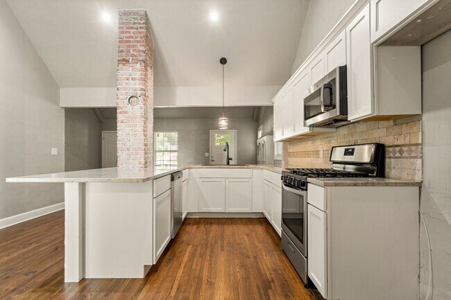Building Photo - **CHARMING TULSA HOME FOR RENT — ONLY $1,300/MONTH!**