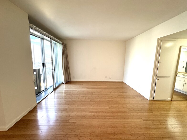 Large Bedroom - 321 S San Vicente Blvd