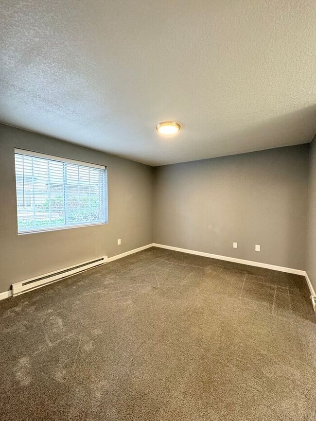 Building Photo - Gorgeous 2 bed 2 bath Condo with Office in...