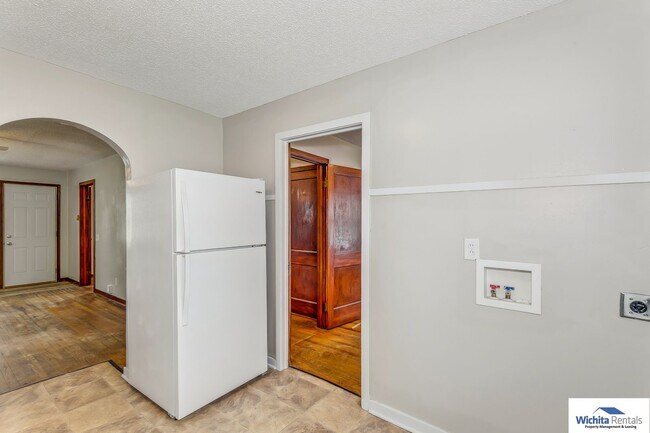 Building Photo - 2 bedroom 1 bathroom home with a large gar...