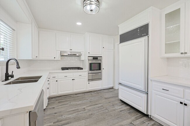 Building Photo - Spacious 5-Bedroom, 3-Bath Home – Convenie...