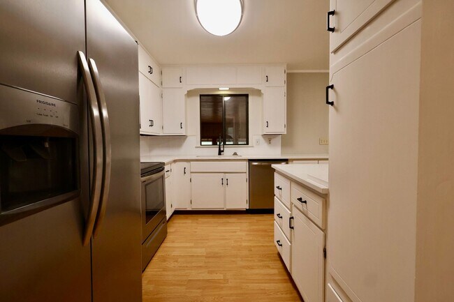 Building Photo - 536 Edgecrest Cir