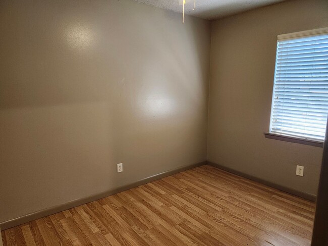 Building Photo - 2B/1B Townhome