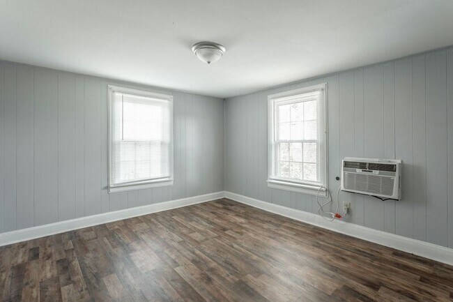 Building Photo - 311 Hedgewood Dr