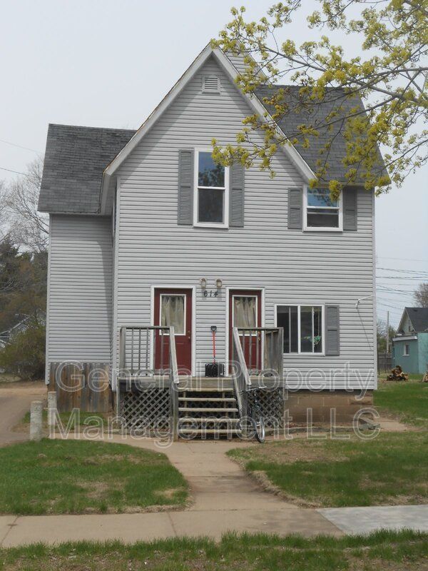 Building Photo - 3 Bed 1 Bath duplex close to UWEC!